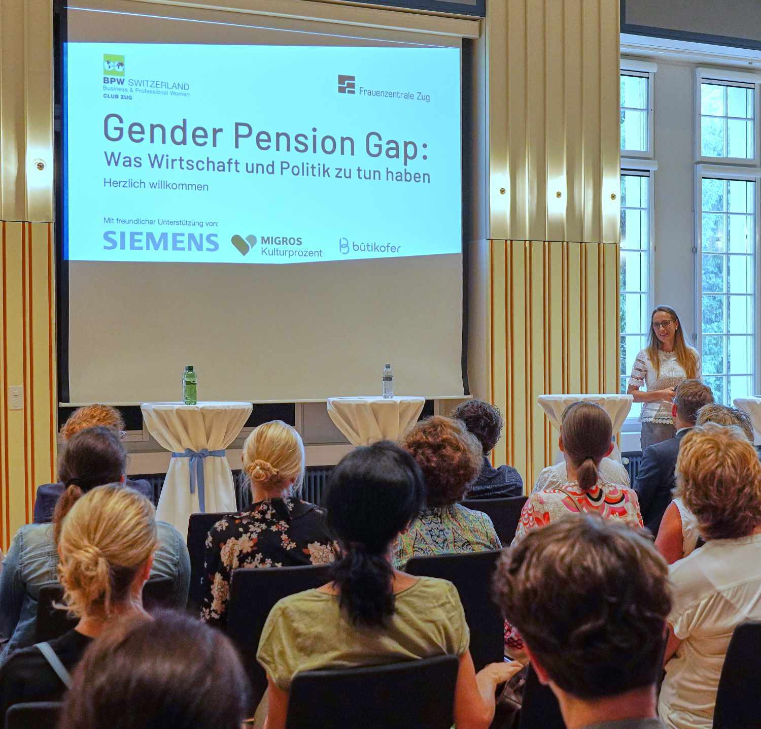 Jackie Bauer erläutert den Gender Pension Gap